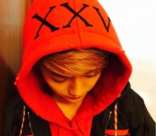 红色卫衣吃瓜,揭秘校园风云