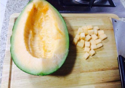 盐蘸哈密瓜吃,独特风味，尽享丝滑甘甜