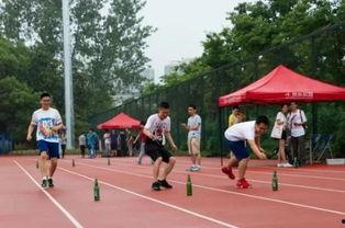 操场围栏吃瓜,一场别开生面的校园生活