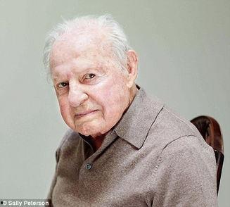 老人吃贝贝瓜镜头,老人品尝贝贝瓜的温馨瞬间