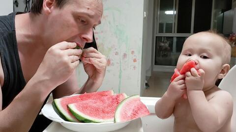 父亲和女儿吃瓜,父女共享瓜趣时光