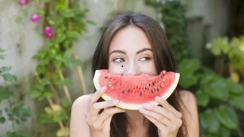 夏天吃瓜女孩,甜蜜女孩的清凉时光