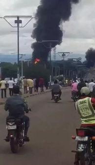 现场围观吃瓜图片,吃瓜群众聚焦一幕